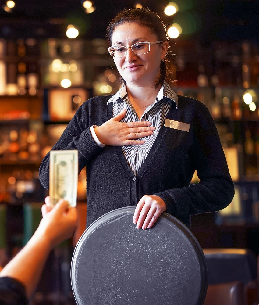 ऑनलाइन खरेदी करणाऱ्या ग्राहकांना एक टीप देण्यास सांगितले जाते सर्व्हर ग्राहकाकडून टिप प्राप्त करत आहे