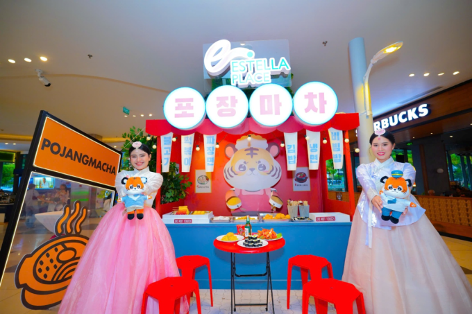 अभ्यागतांना पारंपारिक कोरियन पोशाख वापरण्याची संधी मिळाली आणि त्यांना विशेष भेटवस्तू मिळाल्या. एस्टेला प्लेसचे फोटो सौजन्याने