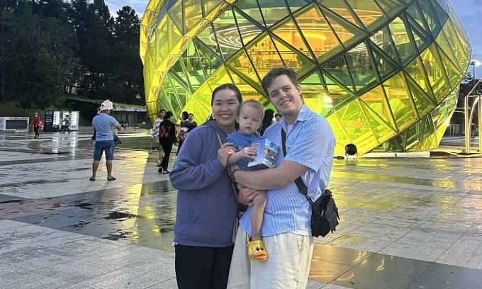 ख्रिश्चन टेलर (आर) त्याची पत्नी क्वाच थी माई आणि त्यांच्या मुलांसह. टेलरचे फोटो सौजन्याने