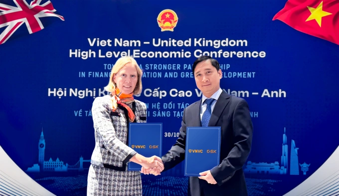 VNVC आणि GSK मधील सहकार्य करार व्हिएतनामी लोकांसाठी नवीन औषधे आणि लसींचा लवकरात लवकर प्रवेश करण्यावर लक्ष केंद्रित करतो तसेच वैज्ञानिक संशोधन आणि लस निर्मितीमध्ये देवाणघेवाण करण्यास प्रोत्साहन देतो. Ha Ngan द्वारे फोटो