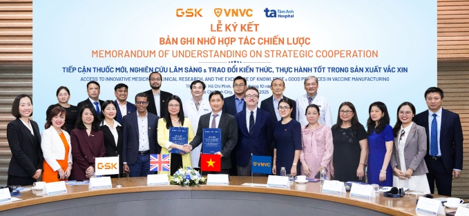 VNVC आणि Tam Anh-GSK यांच्यातील धोरणात्मक सहकार्य MOU स्वाक्षरी समारंभ ऑक्टोबर 2025 च्या सुरुवातीला, हो ची मिन्ह सिटी येथे यूकेचे उप महावाणिज्यदूत विल्यम लॉरेन्सन यांच्या साक्षीने झाला. VNVC च्या सौजन्याने फोटो