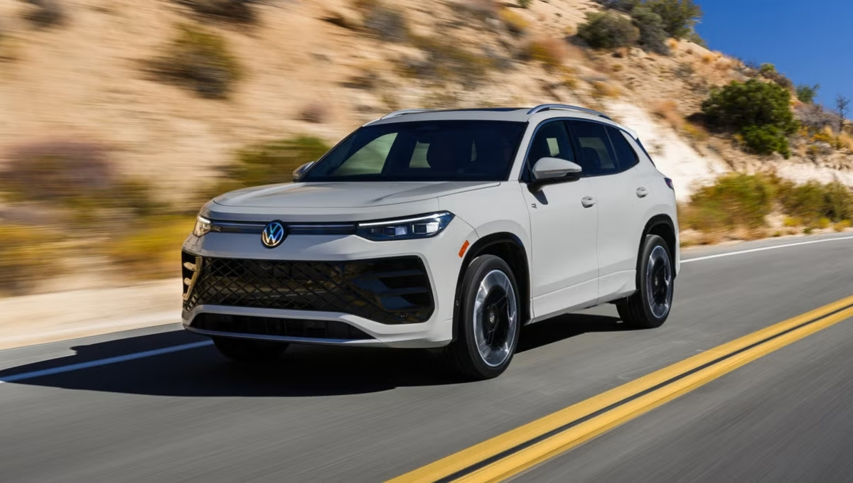 Volkswagen Tiguan R-Line: शक्तिशाली इंजिन, स्टायलिश डिझाइन आणि प्रीमियम वैशिष्ट्यांसह स्पोर्टी SUV