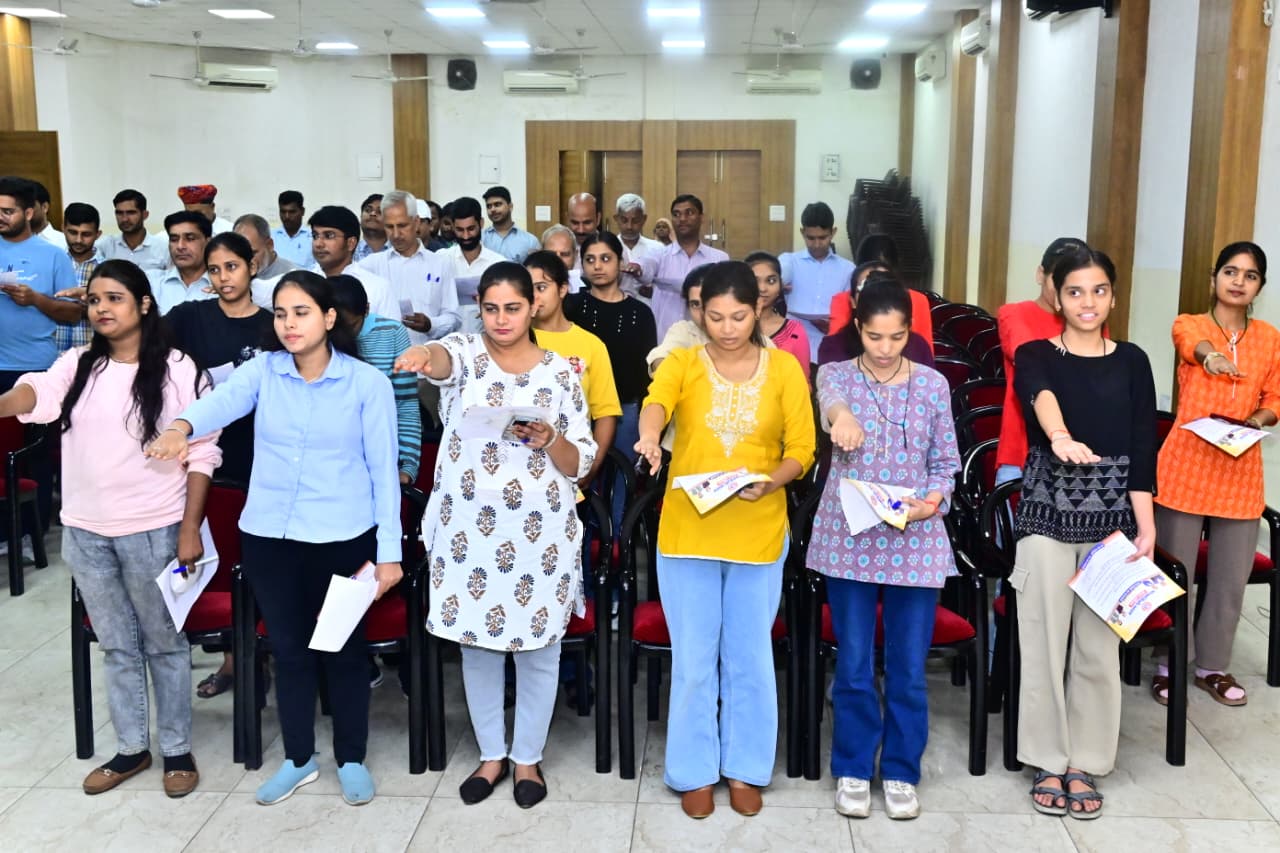 लोहपुरुष पटेल यांना त्यांच्या जयंतीनिमित्त भाजपच्या पदाधिकाऱ्यांनी पुष्पहार अर्पण करून आदरांजली वाहिली. लोहपुरुष पटेल यांना त्यांच्या जयंतीनिमित्त भाजपच्या पदाधिकाऱ्यांनी पुष्पहार अर्पण करून आदरांजली वाहिली.