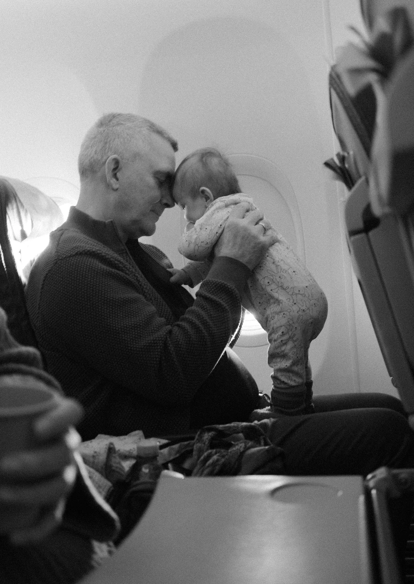 तिच्या बाळासोबत उडणाऱ्या आईने सांगितले की बिझनेस क्लासमध्ये बाळांना परवानगी नाही उडताना वडिलांनी आपल्या बाळाला धरले