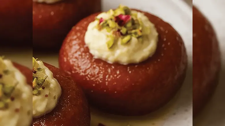 रॉयल गुलाब जामुन रबडी डोनट्स