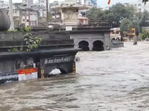 सोमवारी महाराष्ट्रातील नशिक जिल्ह्यात सोमवारी सुजलेल्या गोदावरी नदीच्या काठावर अनेक मंदिरे बुडल्या गेल्या.