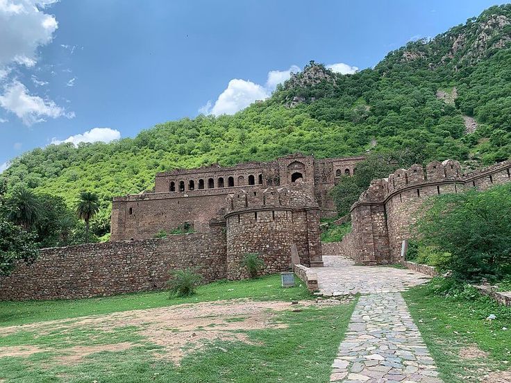 यात हे असू शकते: डोंगराच्या बाजूला एक जुना दगड वाडा