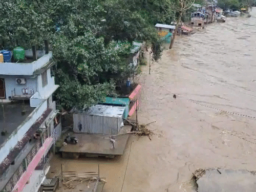 तेस्ता नदीच्या पाण्याच्या पातळीच्या वाढीमुळे सिलीगुरी ते सिक्किम पर्यंतचा राष्ट्रीय महामार्ग 10 पूर्णपणे बंद झाला आहे.