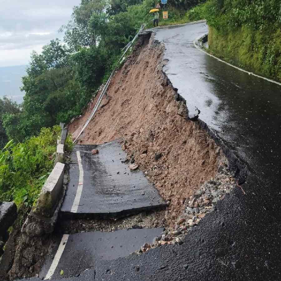मिरिक ते सुखियापोखारी हा रस्ताही कोसळला आहे.