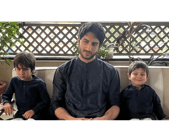 इब्राहिम नेहमीच त्याचे सावत्र भाऊ तैमूर आणि जेह आणि बहीण सारा यांच्यासोबत महत्त्वाचे सण साजरे करताना दिसतो. अब्राहम