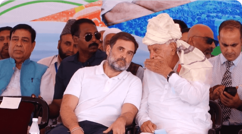 फाईल चित्रः कॉंग्रेसचे नेते राहुल गांधी यांनी जम्मू -काश्मीरच्या पूंच जिल्ह्यातील सुरंकोटे क्षेत्रात झालेल्या निवडणुकीच्या वेळी राष्ट्रीय परिषद नेते डॉ. फारूक अब्दुल्ला यांच्यासाठी काही महत्त्वाच्या विषयावर चर्चा केली. राहुल गांधी