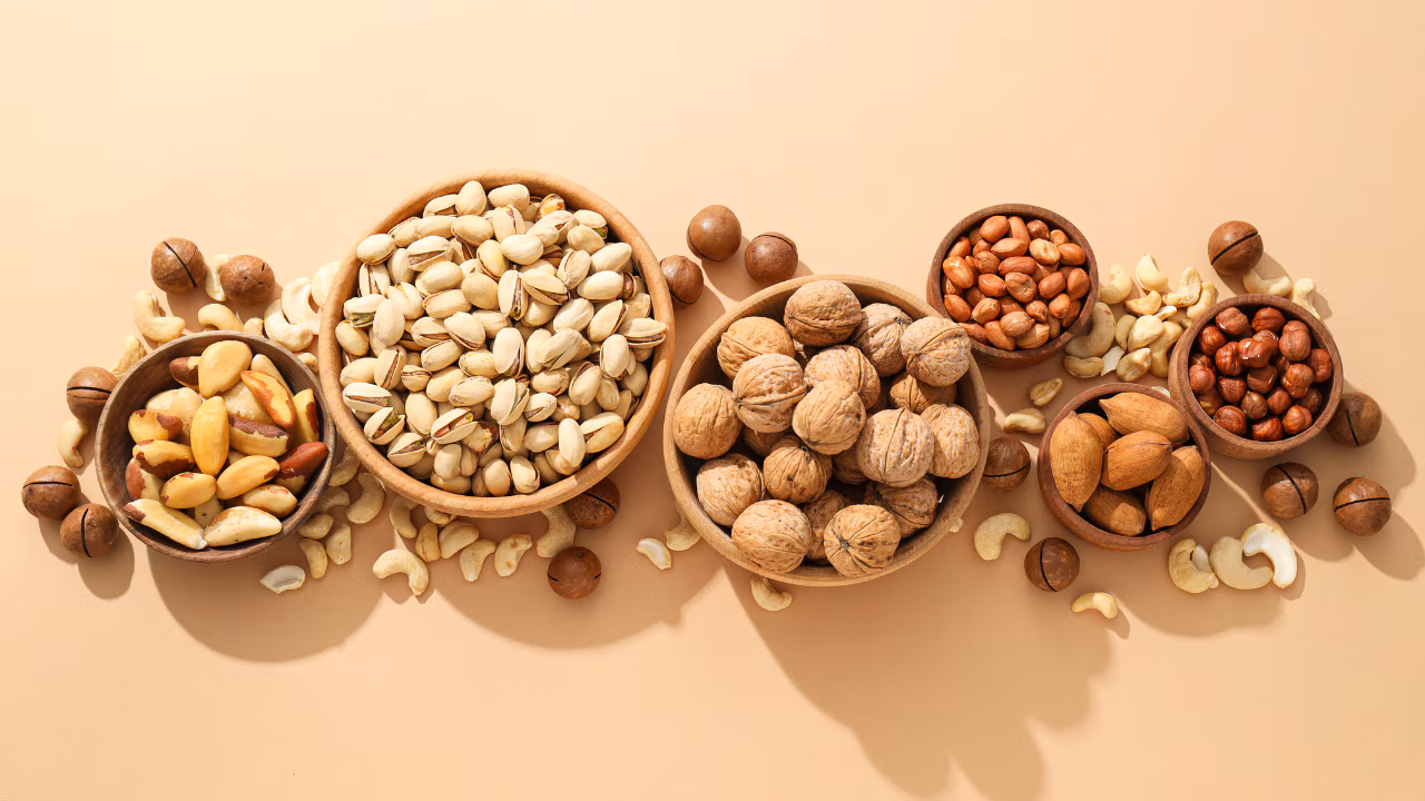 केसांच्या वाढीसाठी नट: निरोगी पदार्थ जे सामर्थ्य वाढवतात