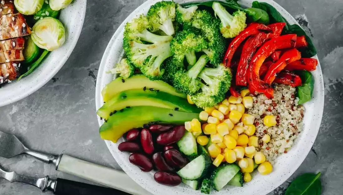 13 आरोग्यासाठी आवश्यक जीवनसत्त्वे: कसे समाविष्ट करावे ते शिका