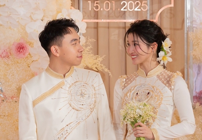 Nguyen Phuong Nhi (R) जानेवारी 2025 मध्ये उत्तर व्हिएतनाममधील थान्ह होआ प्रांतात त्यांच्या प्रतिबद्धता समारंभात फाम न्हाट मिन्ह होआंगच्या शेजारी उभा आहे. वाचा/लिन्ह लिन्ह द्वारे फोटो