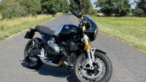 BMW R 12 nineT: शैली, सामर्थ्य आणि लक्झरी शोधणाऱ्या पॅशनेट रायडर्ससाठी बनवलेला एक बोल्ड कॅफे रेसर