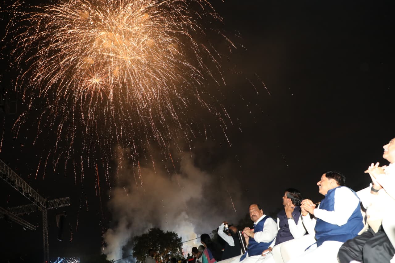 लाल परेड मैदानावर राज्यस्तरीय कार्यक्रम लाल परेड मैदानावर राज्यस्तरीय कार्यक्रम