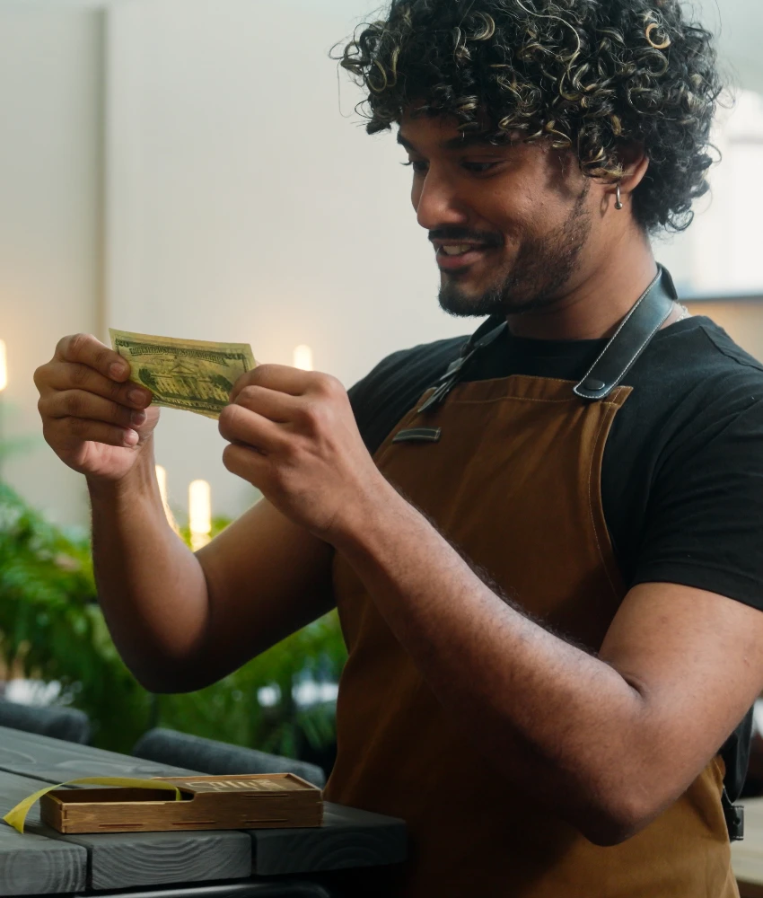 सर्व्हर ग्राहकाकडून टीपचे कौतुक करतो