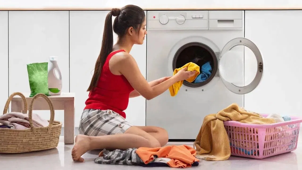 रंगीत कपडे, नाजूक वस्तू (जसे की रेशीम, लेस, लोकर आणि थर्मल फॅब्रिक्स), आणि सिंथेटिक कापड (जसे की पॉलिस्टर आणि नायलॉन) थंड पाण्यात धुवावेत. गरम पाणी या कपड्यांचा पोत कोमेजून, संकुचित किंवा खराब करू शकते. थंड पाणी तुमच्या कपड्यांचे आयुर्मान वाढवते.