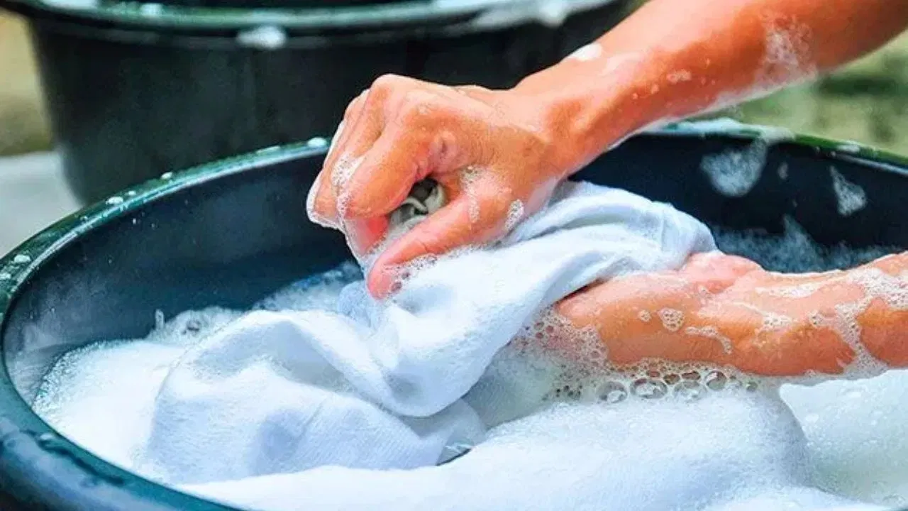 हिवाळ्यात थंड पाणी - जेव्हा बाहेर खूप थंड असते आणि नळाचे पाणी बर्फाचे थंड असते तेव्हा डिटर्जंट पूर्णपणे विरघळू शकत नाही आणि योग्यरित्या कार्य करू शकत नाही. अशा परिस्थितीत, आपण सामान्य तापमानाचे पाणी वापरू शकता. हे गरम पाणी कपड्यांचे नुकसान न करता डिटर्जंट सक्रिय करते, चांगली स्वच्छता प्रदान करते आणि हात गोठवण्यापासून देखील वाचवते.