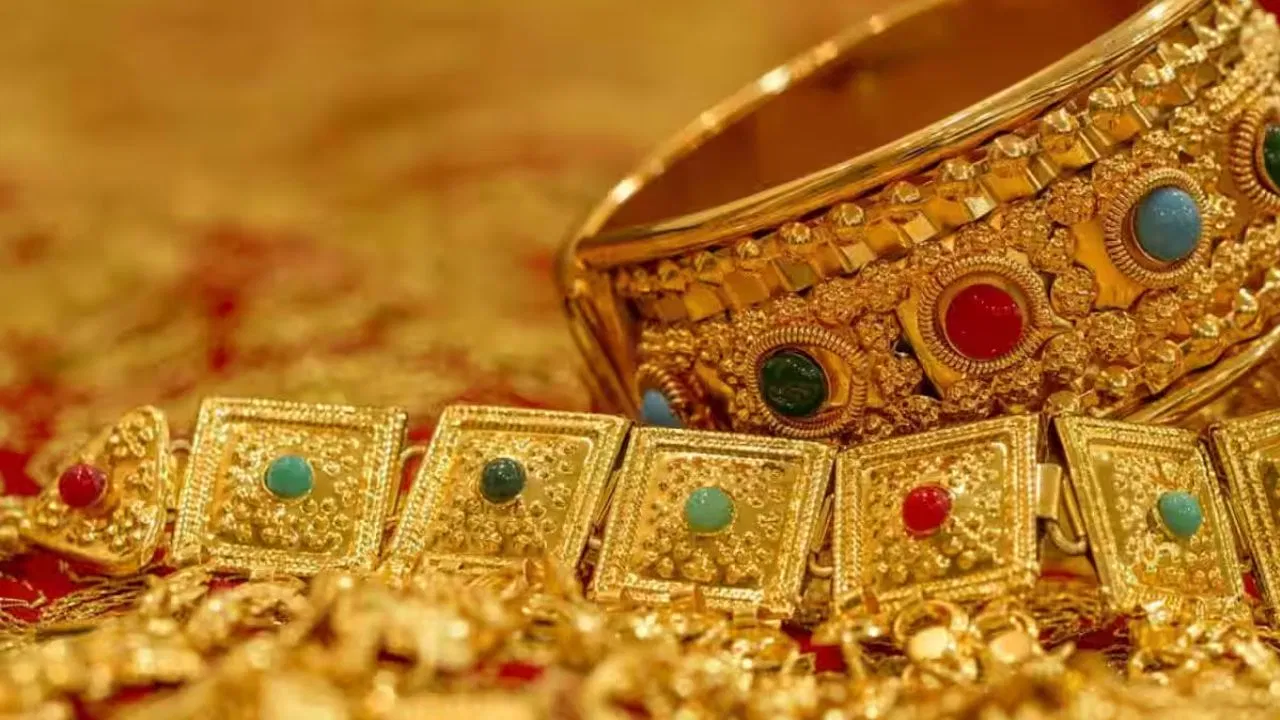 सध्या मुंबई, चेन्नई आणि कोलकाता येथे 22 कॅरेट सोन्याची किंमत 1,13,010 रुपये प्रति 10 ग्रॅम आहे, तर 24 कॅरेट सोन्याची किंमत 1,23,290 रुपये आहे.