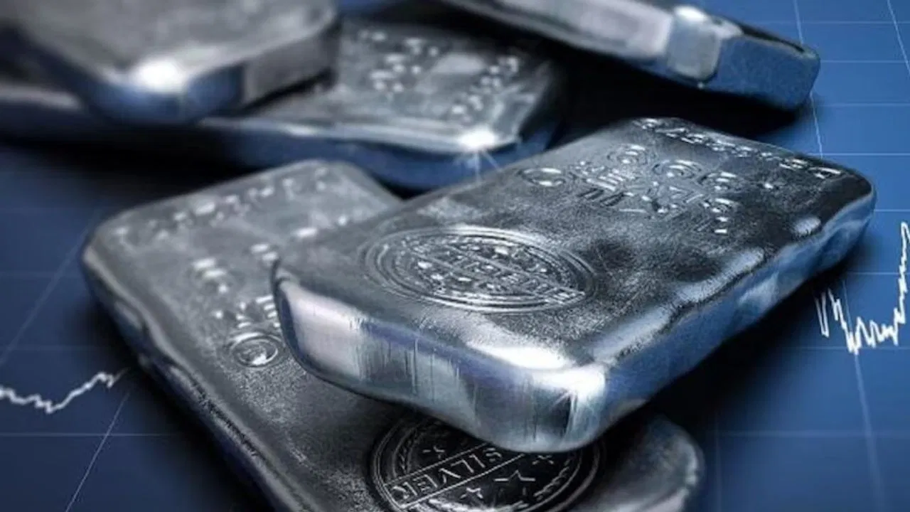 दुसऱ्या मौल्यवान धातूच्या चांदीची किंमत आज स्थिर असताना, आज 1 नोव्हेंबर रोजी, चांदीचा भाव ₹1,50,900 प्रति किलो आहे.