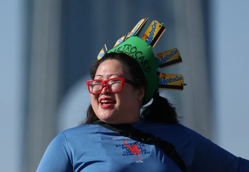 मॅरेथॉन दरम्यान धावणारा मेट्रो कार्ड जोडलेली टोपी घालतो.