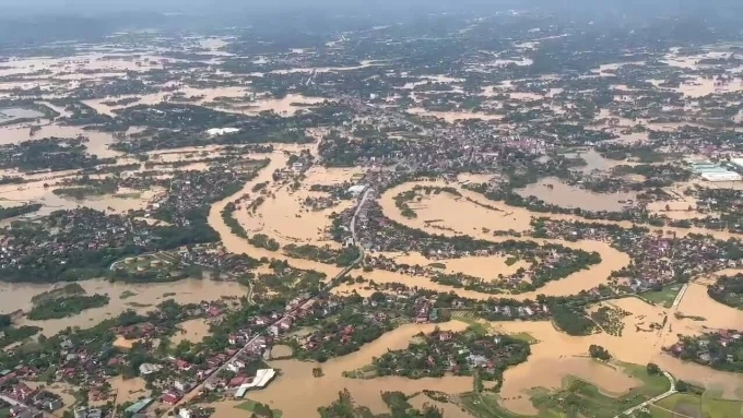 हेलिकॉप्टरमधून बॅक निन्हमध्ये पूर आला