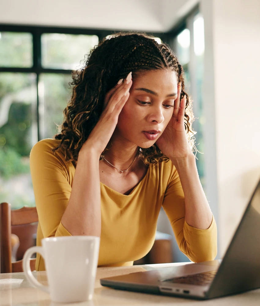 तरुण कामगार तिच्या आर्थिक परिस्थितीमुळे निराश