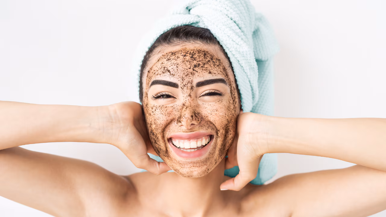 होममेड फेस स्क्रब: फायदे आणि वापरण्यासाठी सोप्या DIY रेसिपी