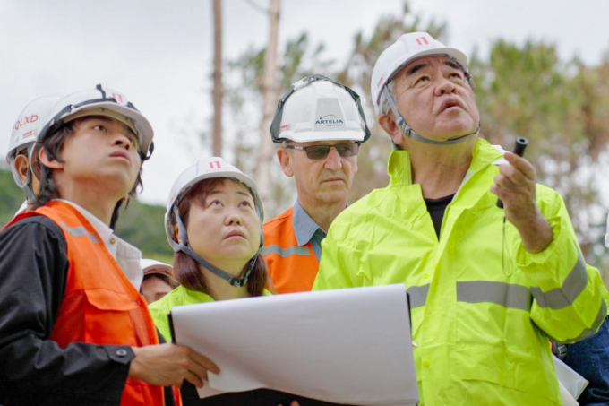 Haus Da Lat येथे केंगो कुमा, प्रत्येक तपशील काळजीपूर्वक आणि अचूकपणे तपासत आहे. द वन डेस्टिनेशनचे फोटो सौजन्याने