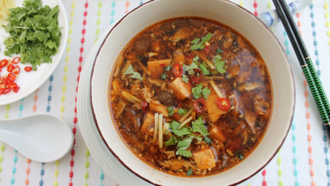 गरम आणि आंबट चिकन सूप