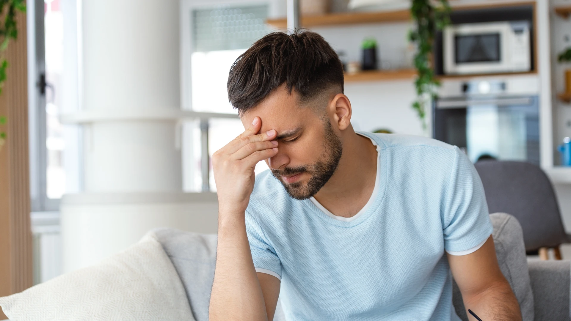 ज्या माणसाला मायग्रेनचे लक्षण स्पर्शाने वेदना होते