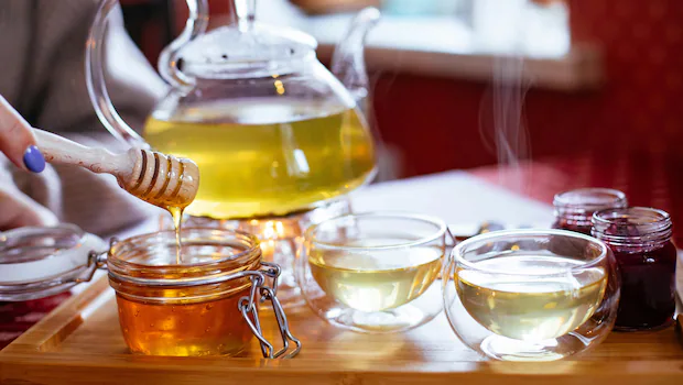मध आपल्या पेयांमध्ये गोडपणा आणि पोषण जोडते.