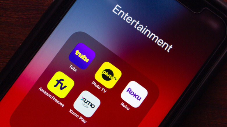 अनेक विनामूल्य जाहिरात-समर्थित टीव्ही ॲप्स दाखवणारा फोन