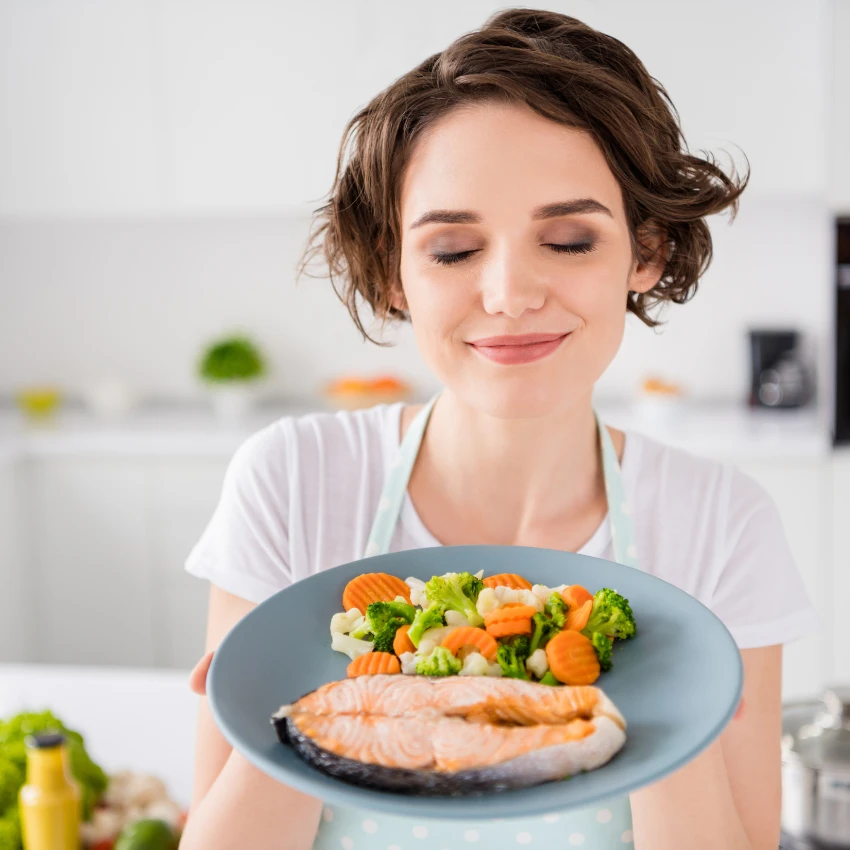 गंभीरपणे चांगली त्वचा असलेली स्त्री कारण ती फॅटी ऍसिड संतुलित करते