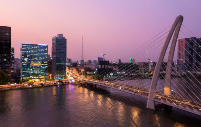 हॉटेल बा सोन ब्रिज आणि सायगॉन नदीच्या अद्भुत दृश्यांसह आदर्शपणे स्थित आहे. Le Méridien Saigon च्या फोटो सौजन्याने