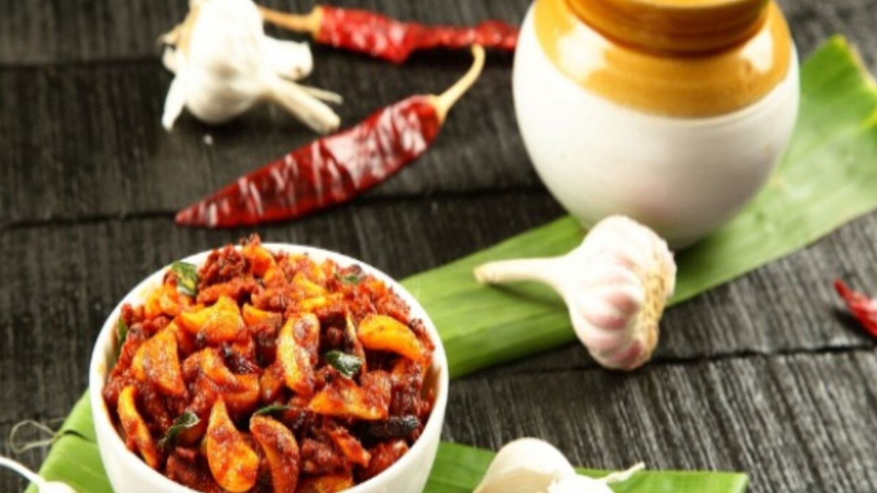 घरी लसणाचे लोणचे