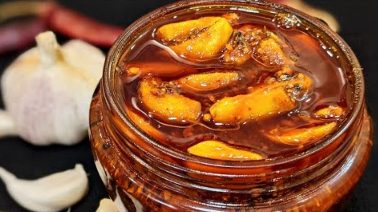 घरी लसणाचे लोणचे