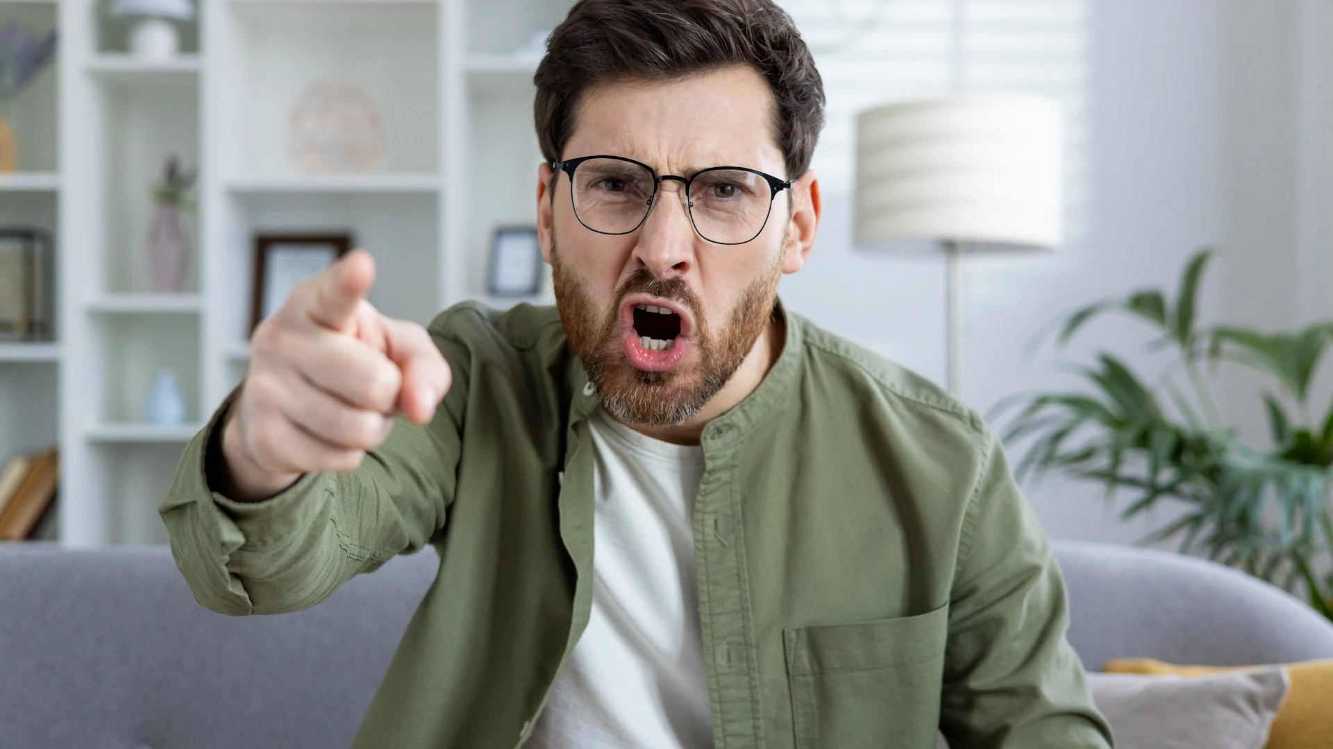 भावनिक स्थिरतेच्या अभावाने मनोरुग्ण असलेला माणूस