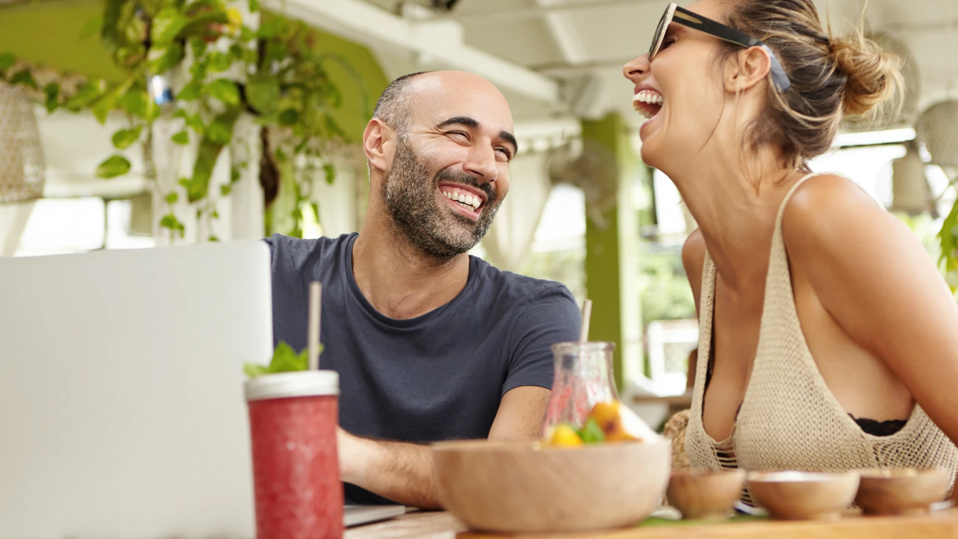 मनुष्य जो समाजोपचार आहे कारण तो मानवांशी संपर्क साधण्यास सक्षम आहे