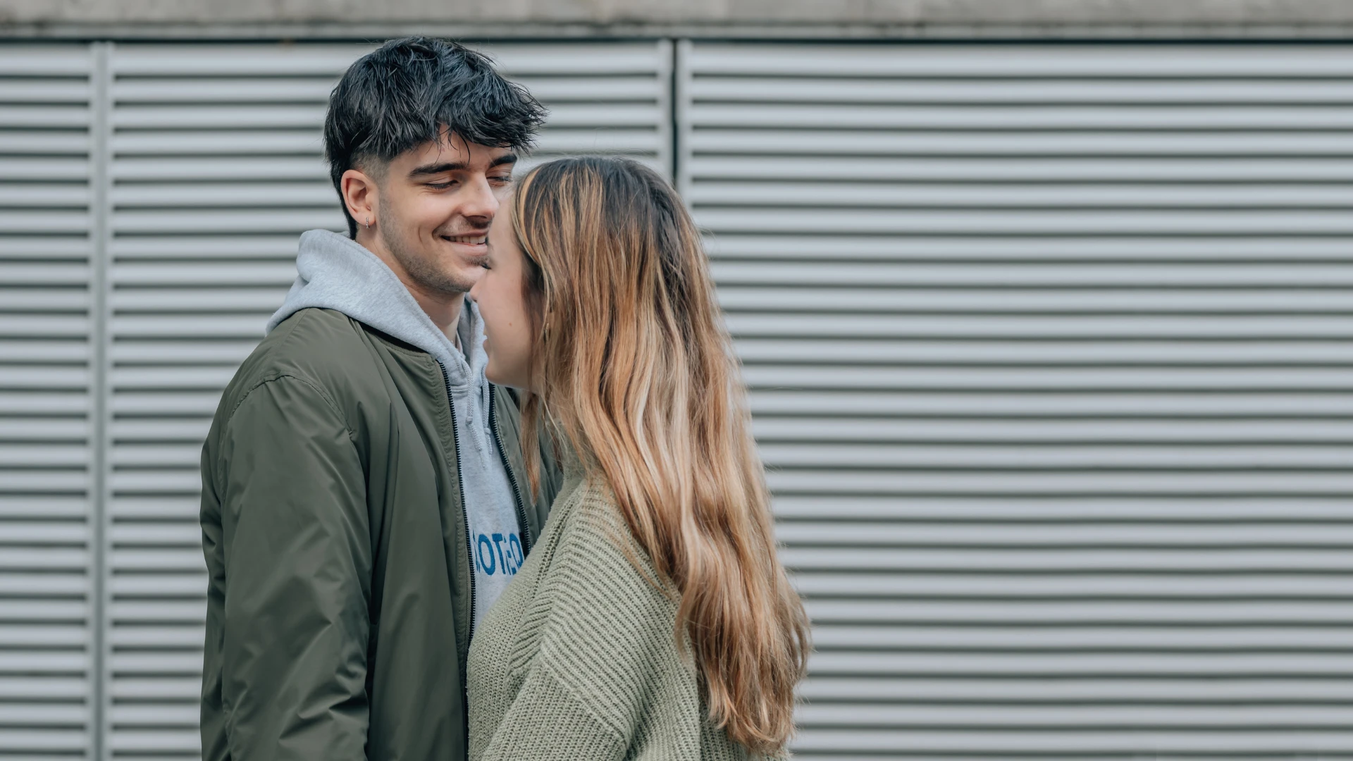 मनुष्य जो त्याच्या बाह्य देखाव्यासह एक समाजोपचार आहे