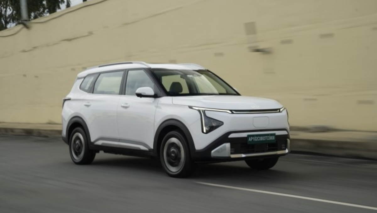 Kia Carens Clavis: भारतातील किंमत, वैशिष्ट्ये, इंजिन, सिटिंग आणि 2025 पुनरावलोकन