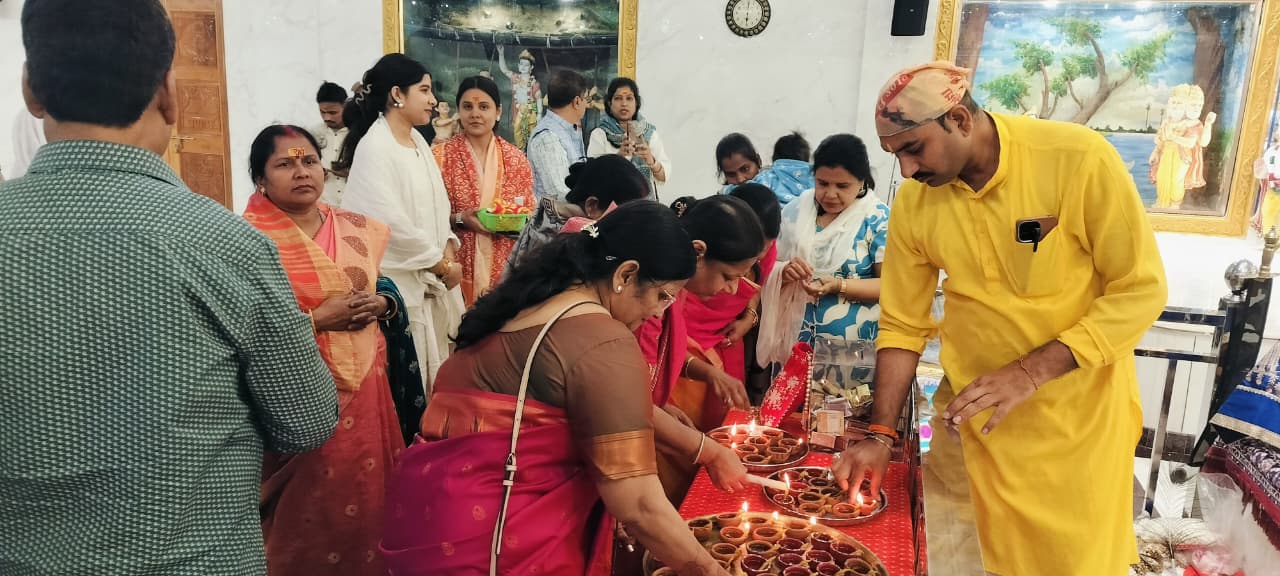 धार्मिक विधीमध्ये बेट जाळताना भाविक धार्मिक विधीमध्ये बेट जाळताना भाविक