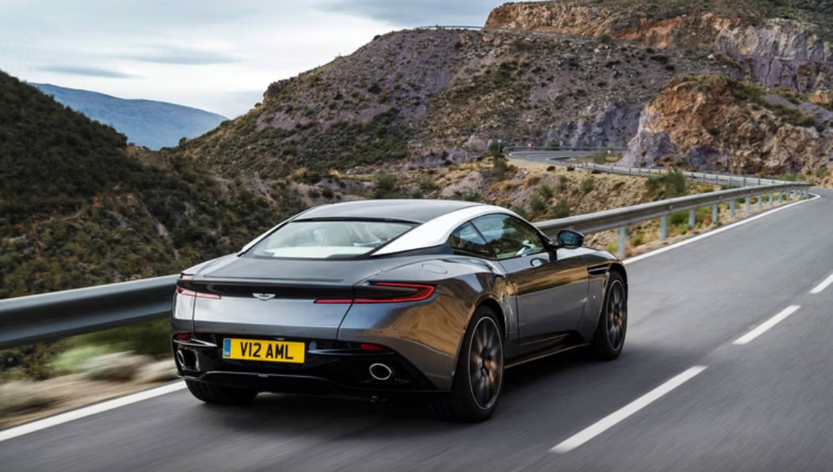 Aston Martin DB11: जर तुम्ही ड्रायव्हिंगचा अनुभव घ्यायचा विचार करत असाल, फक्त एक साधा प्रवास नाही, तर Aston Martin DB11 हे एक स्वप्न पूर्ण होईल.