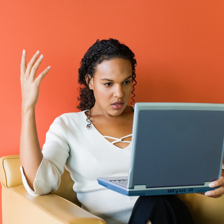 नोकरीच्या शोधात निराश महिला