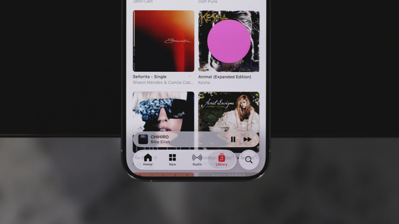 iOS 26 वरील Apple Music ॲपमधील लिक्विड ग्लास घटक