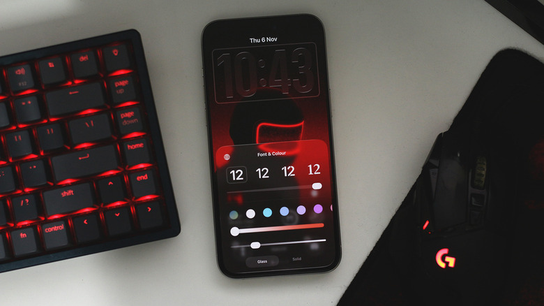 iOS 26 वरील लॉक स्क्रीनवर लिक्विड ग्लास स्लाइडर