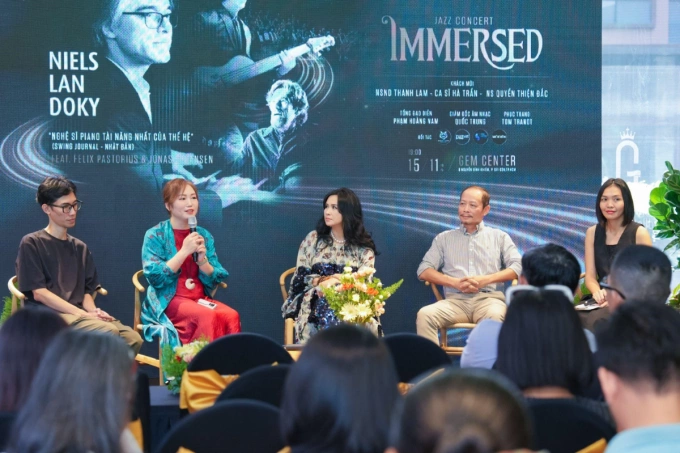 (एल कडून) फॅशन डिझायनर टॉम ट्रेंड; लु बाओ हुआंग, जीजी कॉर्पोरेशनच्या अध्यक्षा आणि आयोजन समितीचे प्रमुख; गायक थान लॅम; आणि कॉन्सर्टचे जनरल डायरेक्टर फाम होआंग नम यांनी पत्रकार परिषदेत प्रोजेक्ट आणि कॉन्सर्टची घोषणा केली. फोटो सौजन्य जीजी कॉर्पोरेशन