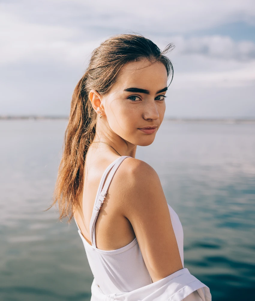 जाड भुवया असलेली स्त्री