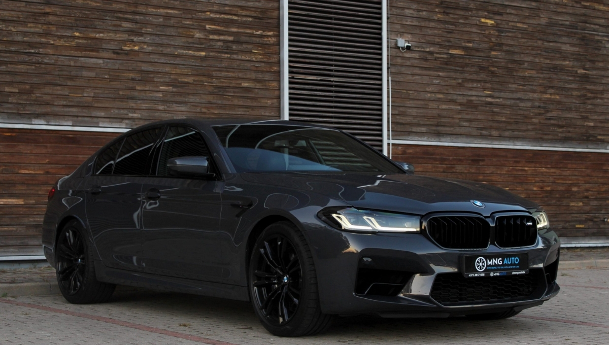 BMW M5 2025 पुनरावलोकन: 305kmph टॉप स्पीड आणि आक्रमक स्टाइलिंगसह टर्बो-हायब्रिड सेडान